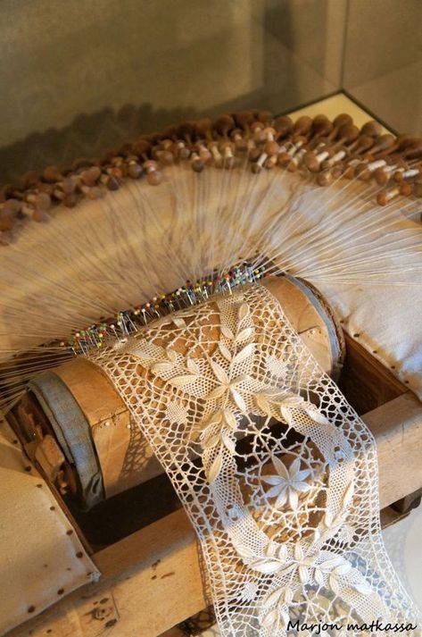 Bobbin Lace Tutorial, Col Crochet, Bobbin Lacemaking, Lace Handkerchief, Lace Weave, Bobbin Lace Patterns, Lace Art, Crochet Lace Edging, Tatting Lace