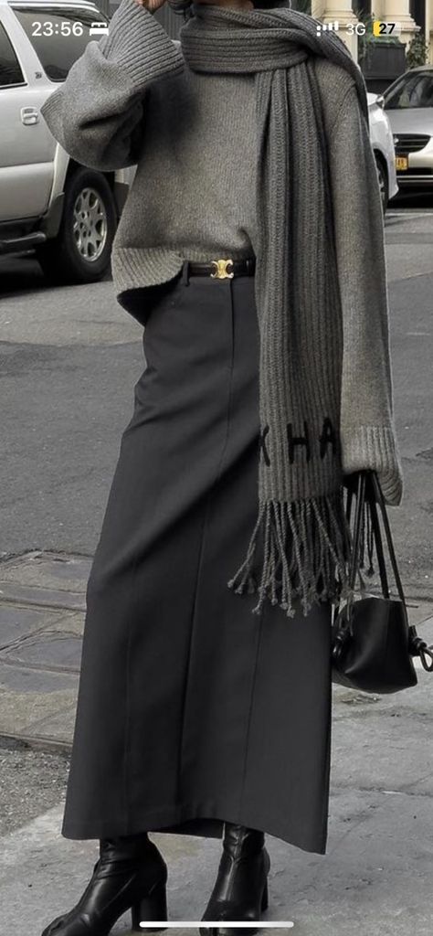 Skirt Winter 2023, Grey Skirt Street Style, Loose Chic Outfit, Maxi Pencil Skirt Outfit, Long Grey Skirt Outfit, Grey Maxi Skirt Outfit, Fall Pinterest, Rok Outfit, Tailored Skirt