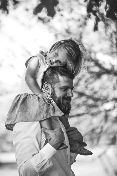 I Photograph The Special Bond Between Fathers And Their Children That I've Never Experienced Myself Father Daughter Asthetic Picture, Father Daughter Pictures, Father Daughter Photos, Father Daughter Photography, Daughter Pictures, Father And Daughter Love, Manifest Board, Daughter Photography, Family Photoshoot Poses