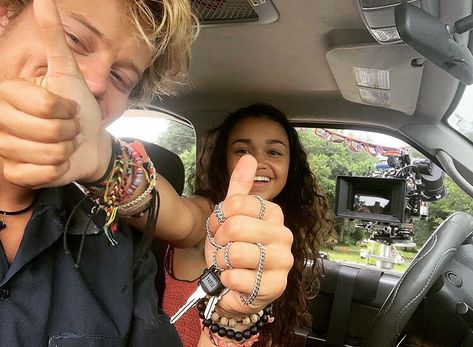 Kiara x JJ’s Instagram photo: “~ Thumbs up to the idea of jiara in season 2💖🌴⁉️ Hopefully we get our endgame🥰🌊🚤 #kiaraandjj #outerbanks #outerbankskiara #outerbanksjj…” Rudy And Madison, Kiara Outer Banks Style, Jj E Kiara, Jj Kie, Jj And Kiara, Obx Vibes, Pogue Style, Jj Kiara, Banks Icon