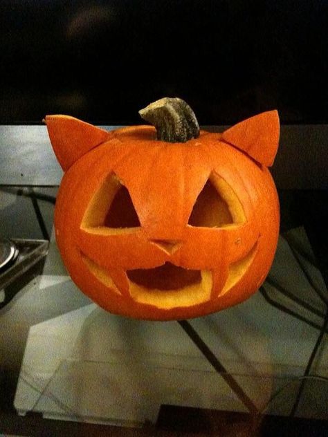 Big Pumpkin Carving Ideas, Summer Halloween, Cute Pumpkin Carving, Contest Ideas, Dekorasi Halloween, Pumkin Carving, Halloween Pumpkin Carving Stencils, Halloween Board, Creative Pumpkin Carving