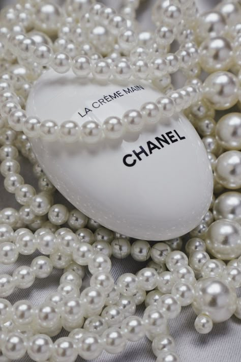 #fashion #aesthetic #chanel #pealrs #instagram #white Chanel White Aesthetic, White Chanel Aesthetic, Classy Lady Aesthetic, Lys Aesthetic, Coco Chanel Aesthetic, Channel Clothes, Woman Essentials, Chanel Prints, Chanel Pictures