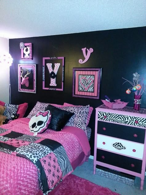 Pink Zebra Room Decor, 2000s Pink Zebra Room, Y2k Black Room, Pink Emo Room Aesthetic, Bratz Aesthetic Room Decor, Room Ideas Mcbling, Y2k Rooms 2000s, Pink Black Room Decor, Y2k Bedroom Pink