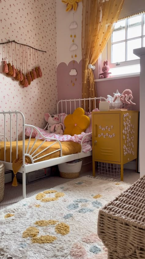 Toddler Girl Rooms Ideas, Baby Girl Room Ideas Toddler, Three Year Old Bedroom Girl, Cute Toy Storage Ideas, Toddler Room Ideas Girl Colorful, Kids Girl Bedroom Ideas, Kids Room Design Colorful, Maximalist Toddler Room, Toddler Bedroom Girl Colourful