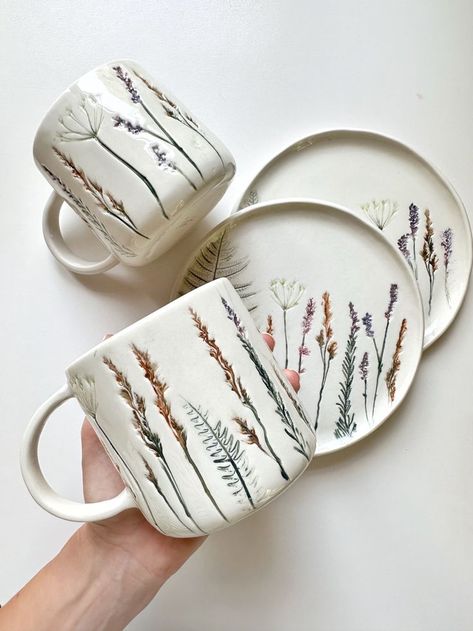 Hand Made Ceramic Mug, Flower Mug Ceramics, Ceramic Handmade Mug, Nature Ceramics Ideas, Coffee Cup Design Ceramic, Cool Mugs Ceramics, Forest Ceramics, Ceramica Aesthetic, Nature Ceramics