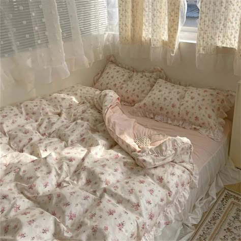 Sheet Quilt, Coquette Room, Dekorasi Kamar Tidur, Cover Bed, Cute Room Ideas, Pretty Room, Bed Skirt, Dream Room Inspiration, Room Makeover Bedroom