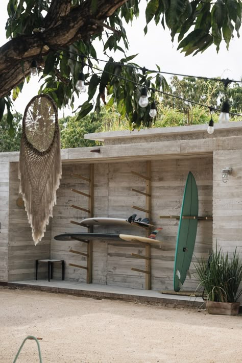 Outdoor Surfboard Rack, Surf Board Storage Shed, Surf Shed Ideas, Surboard Storage, Outdoor Surfboard Storage, Outdoor Beach Shower Ideas, Surfboard Storage Ideas, Surf House Interior, Surfboard Shed