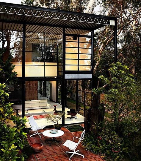 Case Study House #8 - the Eames House (post Ray & Charles) - designed by the Eames, 1949. Photo: Francois Dischinger #mcmdaily #charlesandrayeames #casestudyhouse8 #eameshouse mcmdaily.com Eames House Interior, Iconic Houses, Case Study House, Midcentury House, Eames House, Case Study Houses, California Modern, Charles Ray, Charles And Ray Eames