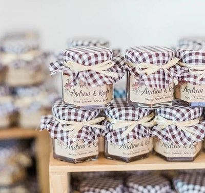 Jam Jar Wedding Favours, Wedding Favors Spring, Blue Bridal Shower Favors, Spring Bridal Shower Favors, Jam Jar Wedding, Jar Wedding Favors, Jam Wedding Favors, Jam Favors, Rustic Bridal Shower Favors