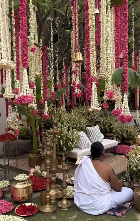 Intimate Hindu Wedding, Indian Wedding In Nature, Temple Wedding Indian Decor, Hindu Backyard Wedding, Lakeside Indian Wedding, Intimate Indian Wedding At Home, Dreamy Indian Wedding, Malayali Wedding Decor, Simple Temple Wedding Indian