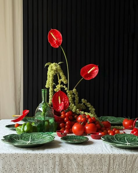 Food Table Floral Arrangements, Fruit Table Setting, Portuguese Flowers, Flowers With Fruit, Dinner Party Flowers, Fruit Table Decor, Fruit Wedding Decor, Fruit Table Ideas, Sicilian Decor