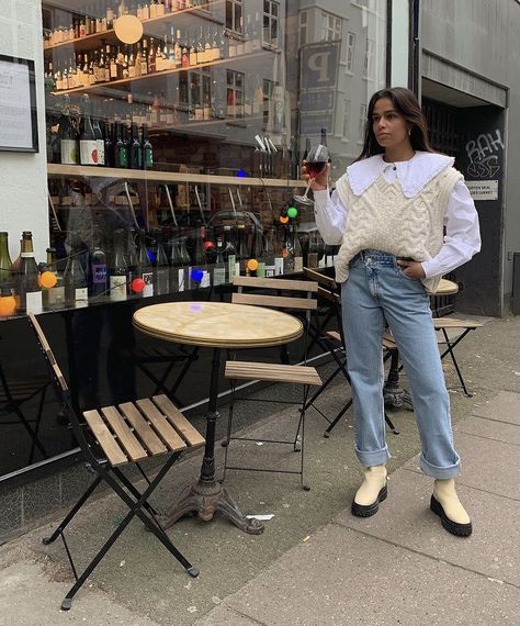 Collar Blouse Outfit, Naomi Anwer, Streetwear Fashion Fall, Big Collar Blouse, Collared Shirt Outfits, Collar Outfits, Sassy Outfits, Big Collar, Glass Of Wine