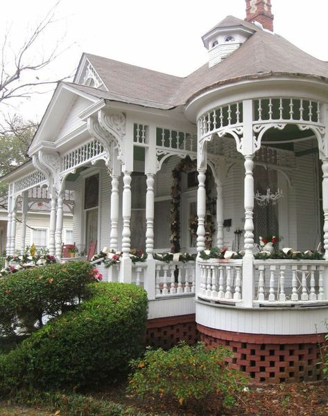 Victorian Style Cottage, Old House Architecture, Victorian Porch, Victorian Queen, Styl Shabby Chic, Victorian Style Homes, White Victorian, Victorian Cottage, Victorian Architecture