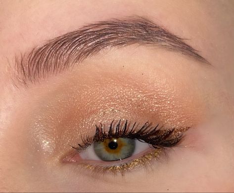 Gold Makeup Blue Eyes, Mama Mia Makeup Look, Mamma Mia Makeup Ideas, Mama Mia Makeup, Mamma Mia Makeup, Occasional Makeup, Outfit Graduacion, Central Heterochromia, Young And Sweet Only 17