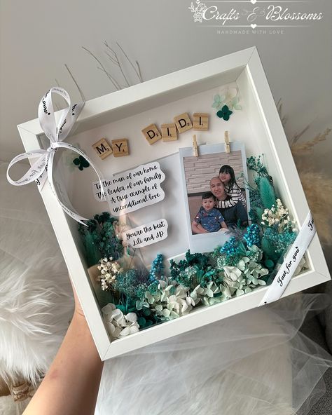 Frame your love with nature’s beauty. Our handmade floral frames, featuring dried flowers, are the perfect way to honor Dad with your favorite photos 🌸 Thank you for choosing Crafts and Blossoms 💜 We really appreciate your choice in supporting our small business! 🥰 Please feel free to PM us for orders/inquiries 💌 WhatsApp: +971 50 2387926 🚚 Delivery around UAE . . . . . #driedflowersdubai #driedflowersstyle #floralframe #personalizedgifts #dubaigiftshop #giftideas #flowerart Photo Frame With Flowers, Handmade Gifts For Family, Handmade Photo Frame Ideas, Dried Flowers In Frame, Photo Frame Ideas Handmade, Handmade Gifts For Dad, Handmade Photo Frames, Ideas Regalos, Handmade Personalized Gifts