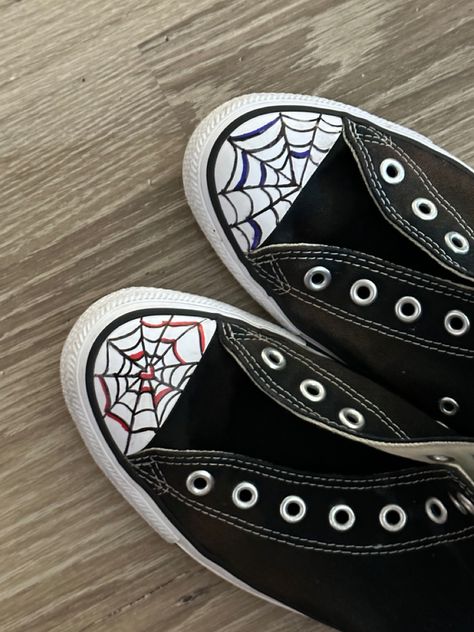 How To Draw Spider Webs On Shoes, Spider Converse Drawing, Converse Spider Web Design, Cute Things To Draw On Your Converse, Spider Man Converse Drawing, Spider Webs On Converse, Spider Man Shoes Converse, Spiderman Converse Drawing, Converse Spider Web