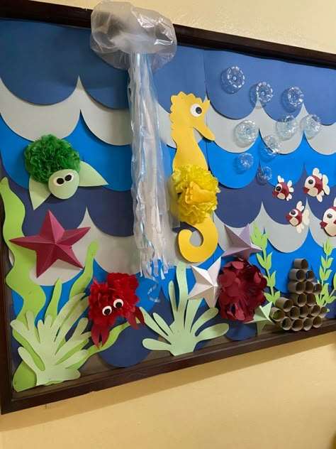 Wave Paper Art, Seahorse Bulletin Board Ideas, Ocean Bulletin Board Ideas Preschool, Sea Animals Crafts For Kids, Under The Sea Bulletin Board Ideas, Animal Art For Toddlers, Ocean Animal Art, Decoration Class, Scuba Vbs