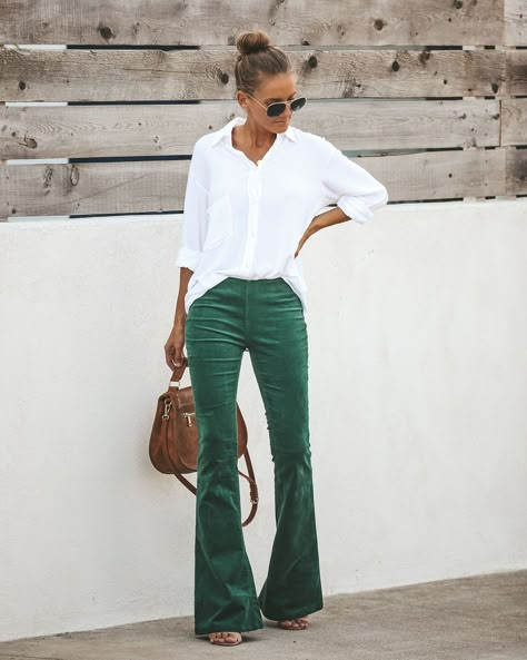 Accordion Pants Outfit, Bright Outfit Ideas For Women, Trendy Fashion Women Over 40, Flared Sleeve Outfit, Colored Flare Pants Outfit, Trouser Fall Outfits, Green Cords Outfit, Courderoy Overall Outfit, Green Cord Pants Outfit