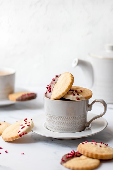 Royal Icing Cookie Photography, Biscuit Food Photography, Baked Goods Photoshoot Ideas, Cookie Photography Styling Minimalist, Biscuits Photography Food Styling, Little Hearts Biscuits Photography, Cookies Food Photography Styling, Biscuit Photography Ideas, Biscuit Photography Food Styling