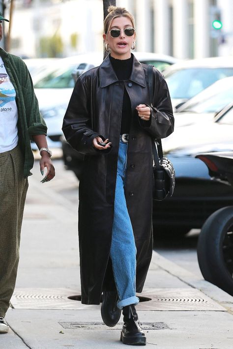 Hailey Baldwin out and about in Los Angeles, Jan. 16, wearing mom jeans and The Row boots. #haileybaldwin #haileybieber #celebritystyle #momjeans Row Boots Outfit, Black Mom Jeans Winter Outfit, Mom Jeans Chelsea Boots, Mom Jeans Outfit Boots, Chelsea Boots Outfit 2024, Chelsea Boots Jeans Outfit, Black Winter Boots Outfit, The Row Boots Outfit, Black Mom Jeans Outfit Winter