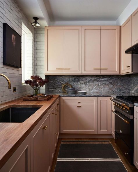 Happy Home Academy, Cabin Bathroom Ideas, Kitchen Cabinets Fronts, Pink Cabinets, Moody Design, Green Kitchens, Minimalist Chair, Green Kitchen Cabinets, Kitchen Stand