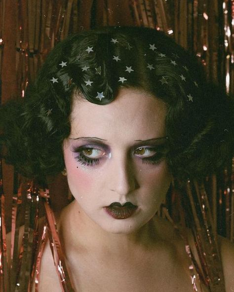 1929s Makeup, Liza Minnelli Cabaret Makeup, Art Nouveau Makeup Style, 1920s Cabaret Makeup, Victorian Era Makeup Look, 1929 Makeup, Cabaret Goth Makeup, 1920s Vamp Makeup, Clara Bow Makeup