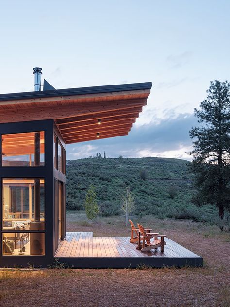 pbw architects sets modern industrial cabin in washington Modern Industrial Cabin, Glass House Interior, Wood And Glass House, Modern Boathouse, Rustic Cabin Plans, Passive Homes, Industrial Cabin, Small Modern Cabin, Modern Rustic Cabin