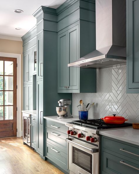 Kitchen Trends 2021, Kitchens Backsplash, Kitchens 2021, Beach Style Kitchen, Kitchen 2021, House Of Turquoise, Appliances Design, Kitchen Remodel Inspiration, Hardware Pulls