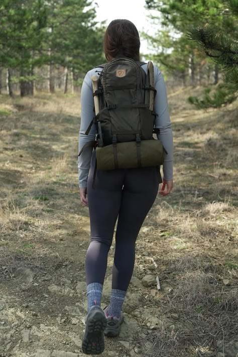 Woman hiking through a forest, viewed from behind, wearing a backpack and athletic clothing. On The Road Outfit, Feminine Camping Outfit, Off Roading Outfit, Roadtrip Outfits, Walking Outfit Outdoor, Outfit Trekking, Stylish Hiking Outfit, Hiking Outfits Summer, Trail Outfits