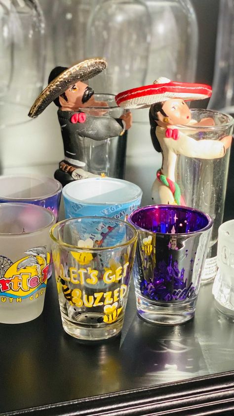 Shot Glasses Painting, Paint Shot Glasses, Painting Shot Glasses, Painted Shot Glasses Diy, Shot Glass Painting Ideas, Shot Glass Painting, Fun Ideas With Friends, Shot Glass Designs, Painted Shot Glasses