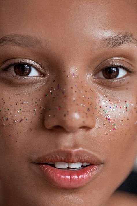 Rainbow Freckles, Eras Makeup, Glitter Makeup Tutorial, Coachella Makeup, Beauty Hacks That Actually Work, Official Makeup, Sparkle Makeup, Freckles Makeup, Festival Makeup Glitter