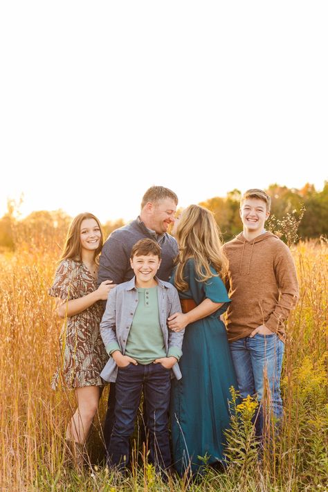 Two Family Photo Shoot Ideas, Family Photos Inspiration, Family Of Six Photo Poses, Family Photos With 2 Daughters, Family Photoshoot 7 People, Family Picture With Teenagers, 3 Kids Picture Poses, Family Poses With Grandparents, Family Of 6 Photoshoot Ideas