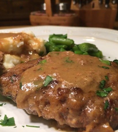 Remember when mom fixed you one of those frozen dinners from the freezer section at the local grocery? Well, I promise you won’t be asking, “where’s the meat” with this one. Guaranteed to take your hunger pains away! Fork-tender baked steak, with a delicious beef-flavored gravy! Baked Cubed Steak, Baked Steak Recipes, Steak Oven, Tbone Steak, Oven Steak, American Small Town, Cube Steak And Gravy, Broiled Steak, Oven Bag