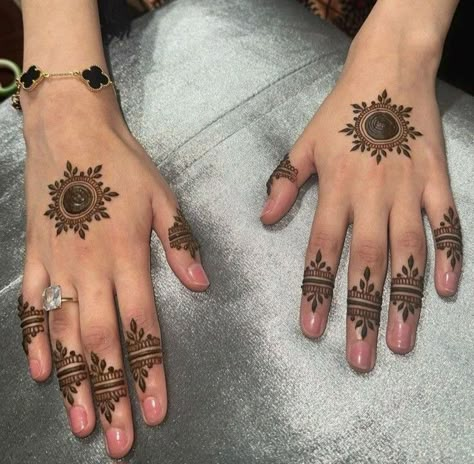 Easy Henna Designs For Fingers, Very Simple Mehndi Designs Back Hand, Super Easy Mehndi Designs, Mehendi Designs For Hands Simple Aesthetic, Small Round Mehndi Designs, Mehndi For Back Hand Simple, Cute Minimal Mehndi Designs, Simple One Finger Mehndi Designs, Simple Bunch Mehndi