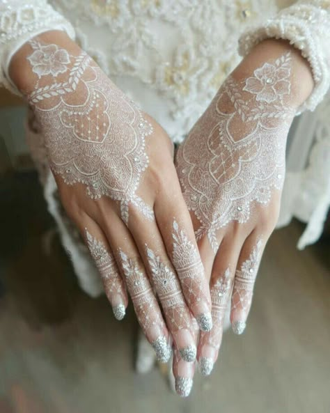 White Wedding Henna, Henna Pengantin, Henna Nail Art, White Henna Tattoo, Henna Hand Designs, White Henna Designs, Wedding Henna Designs, Inai Pengantin, Mandala Henna