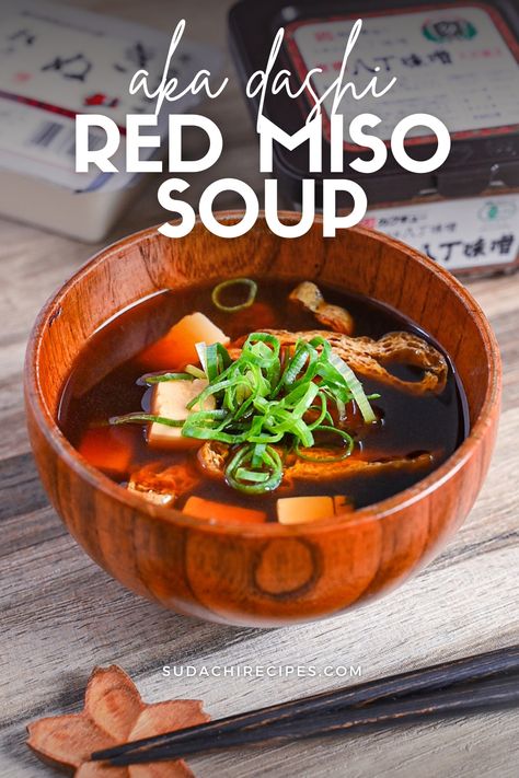 aka-dashi (red miso soup) in wooden bowl topped with chopped green onion Shogayaki Recipe, Miso Soup With Tofu, Sudachi Recipes, Miso Paste Recipes, Japanese Side Dishes, Soba Soup, Soup With Tofu, Japanese Miso Soup, Japanese Side Dish