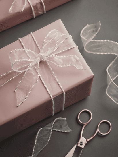 Pretty Gift Wrapping Ideas, Wrapping Inspiration, Present Box, Christmas Gift Packaging, Gift Wrapping Inspiration, Pink Xmas, Gifts Wrapping Diy, Gift Inspo, Present Wrapping