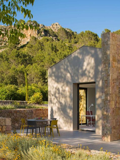 A Mediterranean style dream home immersed in nature in Mallorca Flint House, Tranquil Spaces, Mediterranean Farmhouse, Spanish Farmhouse, Mediterranean Homes Exterior, Contemporary Mediterranean, Mediterranean Style Home, Mediterranean Architecture, Mediterranean Style Homes