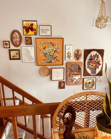 1970s Gallery Wall, 70s Inspired Gallery Wall, Vintage Inspired Gallery Wall, Cottage Core Gallery Wall Ideas, Cute Wall Decor Living Room, Thrifted Photo Wall, Eclectic Bedroom Wall Decor, Eclectic Art Gallery Wall, Thrift Wall Decor