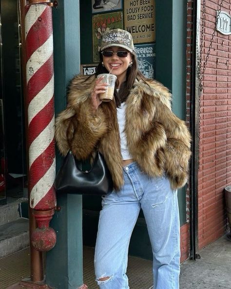 Fur Jacket Outfit, Bandana Cap, Fur Coat Outfit, Cold Fashion, Nyc Outfits, New York Outfits, Weather Outfits, Skandinavian Fashion, Outfit Chic