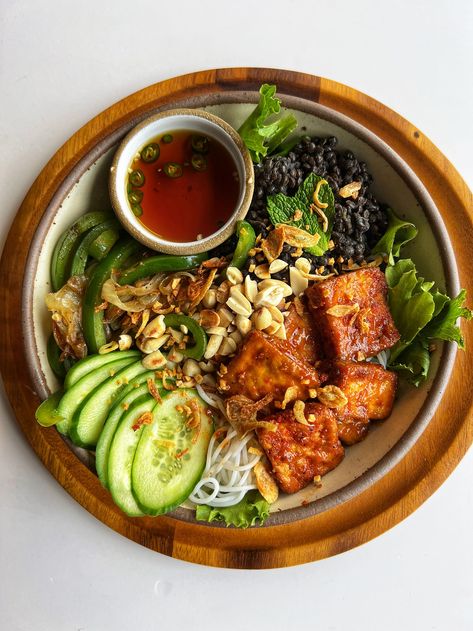 SPICY TOFU VERMICELLI BOWL Tofu Vermicelli, Shrimp Vermicelli, Vermicelli Bowl, Marinated Tofu, Food Photography Ideas, Vinegar Dressing, Rice Vermicelli, Korean Cooking, Extra Firm Tofu