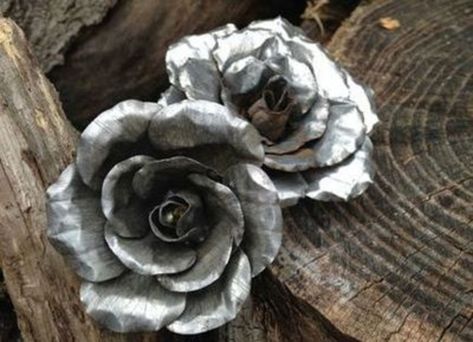 Can Projects, Tin Can Flowers, Can Flowers, Soda Can Art, Soda Can Crafts, Recycled Tin Cans, Metal Tree Art, Metal Roses, Tin Can Art