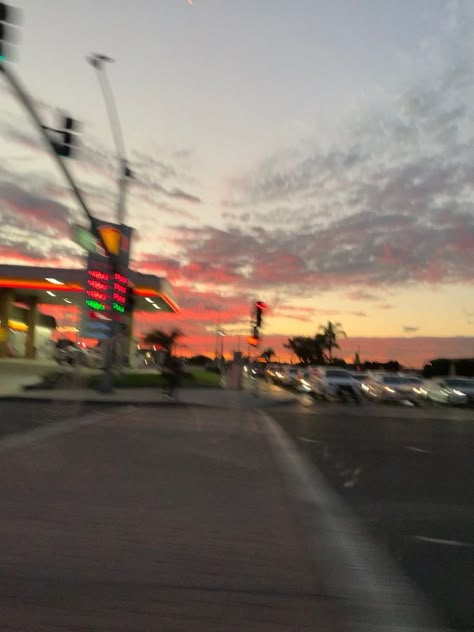 Aesthetic Sunset Pictures, Blurry Pictures, Sky Pics, Parc D'attraction, Sky Pictures, Aesthetic Sunset, City Pictures, Pretty Landscapes, Pretty Sky