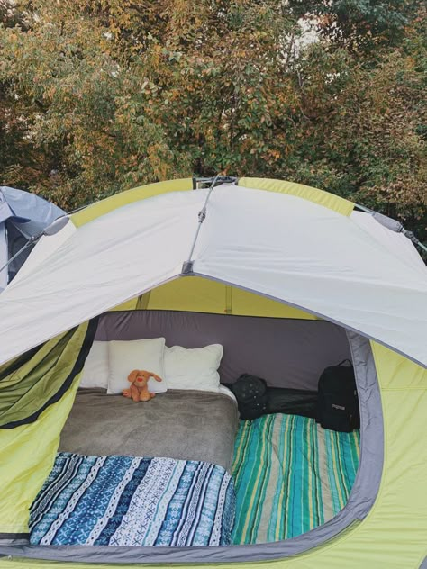 Cute Camping Set Up, Cute Tent Ideas, Backyard Tent Ideas, Cozy Tent, Camping Tent Set Up, Tent Set Up Ideas, Camp Set Up, Tent Aesthetic, Camp Site Set Up