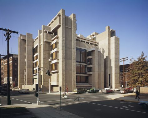 Rudolph Hall as seen from across the intersection of York St. and Chapel St. in New Haven, CT John Portman, Robert Venturi, Yale School Of Art, Paul Rudolph, Computer Architecture, Brutalism Architecture, Brutalist Buildings, University Architecture, Louis Kahn