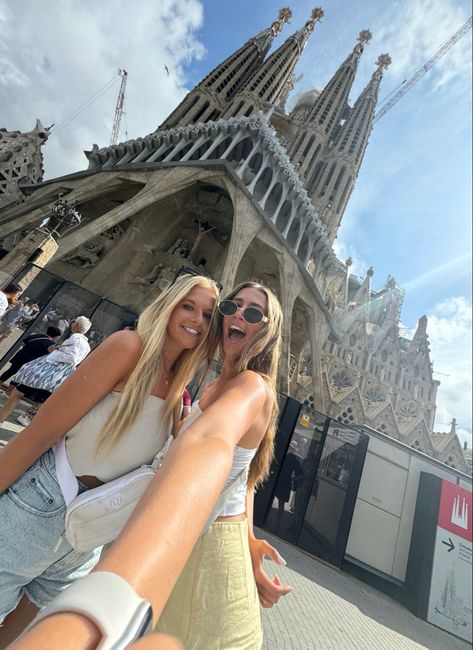 Barcelona With Friends, Spain Picture Ideas, Spain Instagram Pictures, Barcelona Photoshoot, Spain Travel Aesthetic, Barcelona Spain Aesthetic, 2025 Diary, Barcelona Pictures, Barcelona Aesthetic