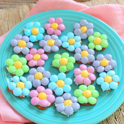 M&M Pretzel Flowers are easy to make candied pretzel snacks using pastel colors and perfect for Springtime. Pretzel Flowers, Valentine's Bouquet, Creative Easter Baskets, Pretzel Snacks, Pretzel Treats, Bandana Blanket, Chocolate Melting Wafers, Pretzel Salad, Easter Appetizers