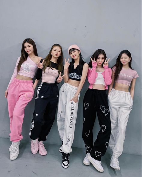 Kpop Dance Practice Outfits, Kpop Dance Outfits, Dance Practice Outfits, Outfit Dance, Dance Style Outfits, Itzy Pics, Kpop Nails, Dance Outfits Practice, Dance Style