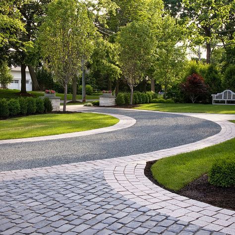 Pea Gravel Driveway - Photos & Ideas | Houzz Front Sidewalk Landscaping, Side Of Driveway Landscaping, Sidewalk Landscaping Ideas, Driveway Landscaping Ideas, Gravel Driveway Landscaping, Landscape Driveway, Sidewalk Landscaping, Circle Driveway, Entrance Landscaping