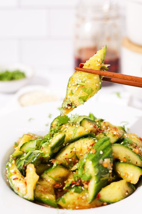 Chinese Cucumber Recipe, Chinese Cucumber, Smashed Cucumber, Smashed Cucumber Salad, Korean Cucumber, Asian Party, Salads Healthy, Popular Side Dishes, Asian Cucumber Salad